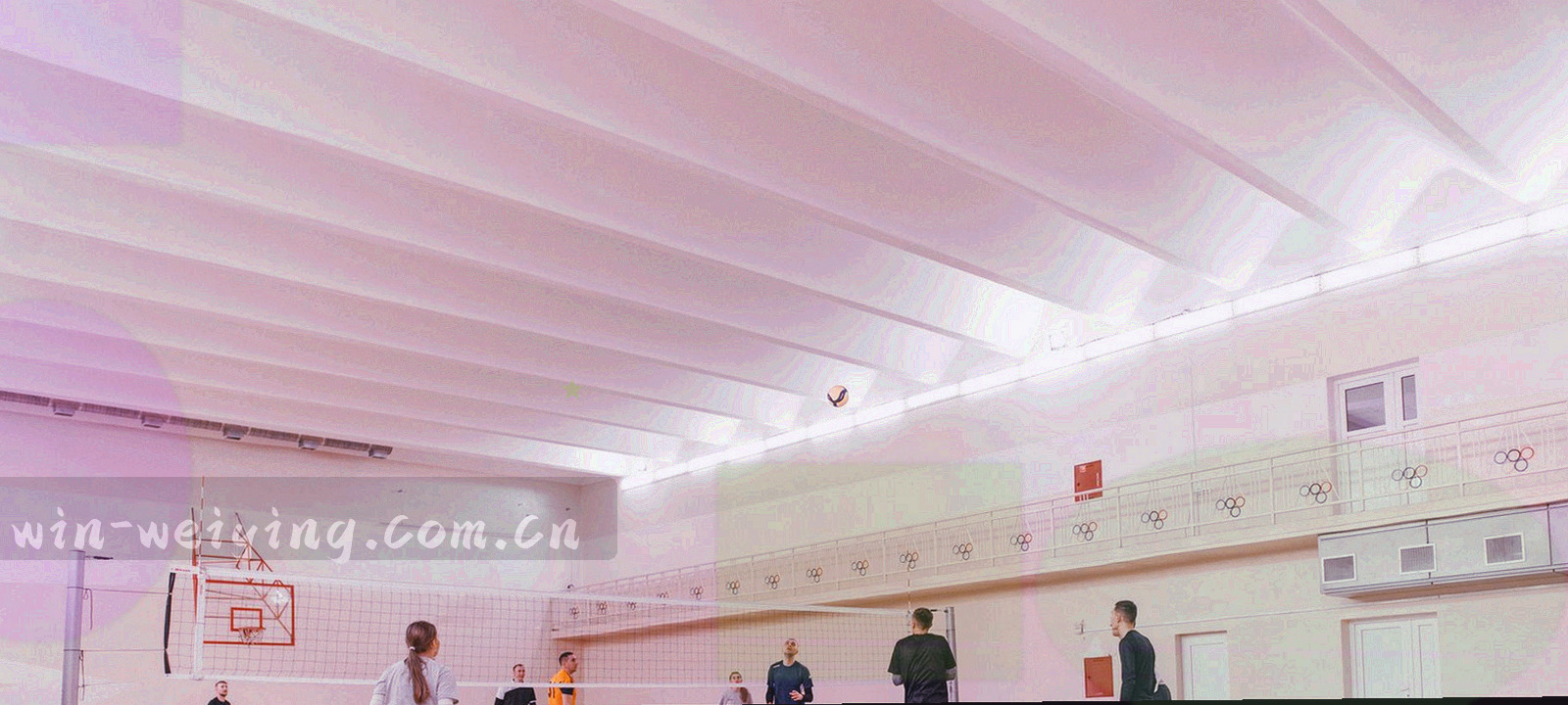 跑动热区与射门落点叠加的抽象数据图，深浅色块显示球场两侧的活动密度差异